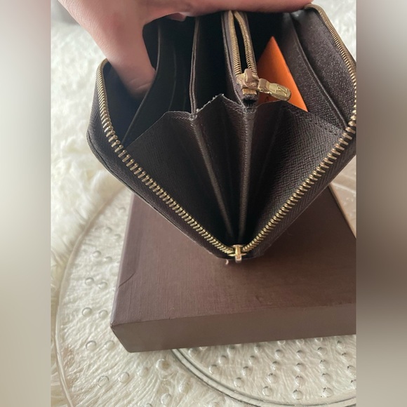 Authentic Louis Vuitton Damier Zippy Wallet - Picture 9 of 16